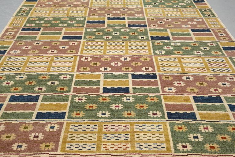 Märta Måås-Fjetterström, matta, "Ängarna", flossa, ca 325,5-327 x 222,5-227 cm, signerad AB MMF.