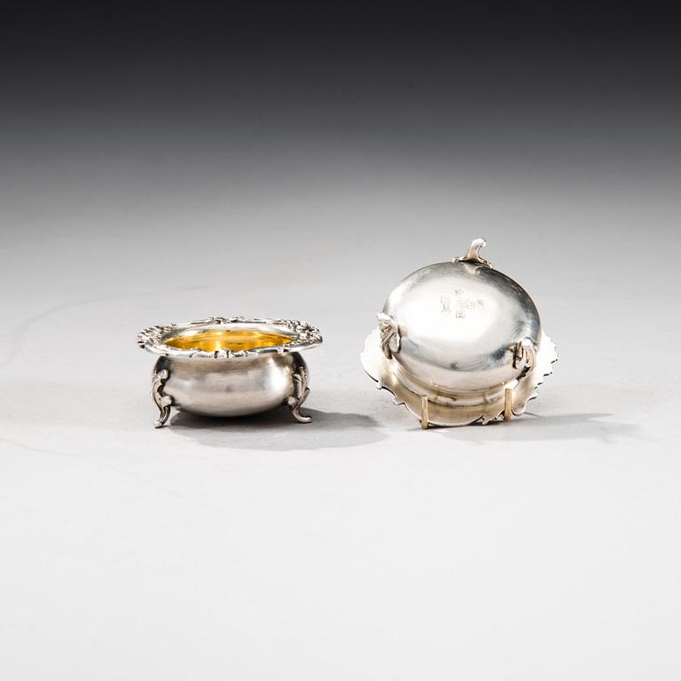 ETT PAR FABERGÉ SALTKAR.