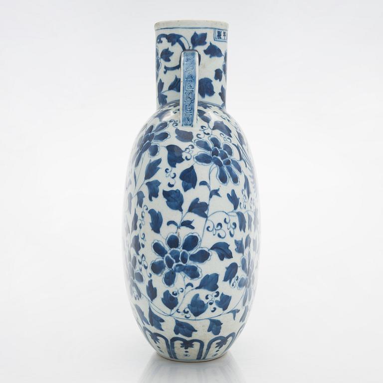 A blue and white flattened pilgrim vase, China, 20th century.
