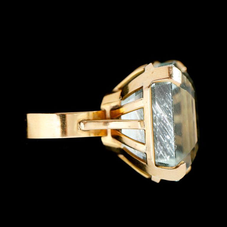 RING, 18 k, guld, stor fasetterad akvamarin ca 54 ct svenska stämplar BAG, Stockholm, 1988.