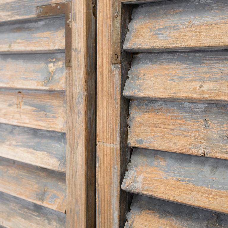 FÖNSTERLUCKOR, ett par, 1900-talets första hälft.