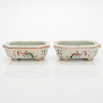 A pair of porcelain Chinese jarndiniere / flowerpots, late Qing dynasty.