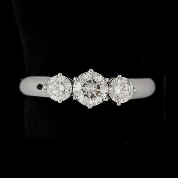 RING, 14k vitguld med briljantslipade dimanter ca0,45ct + totca0,43ct. Vikt 3,4g.
