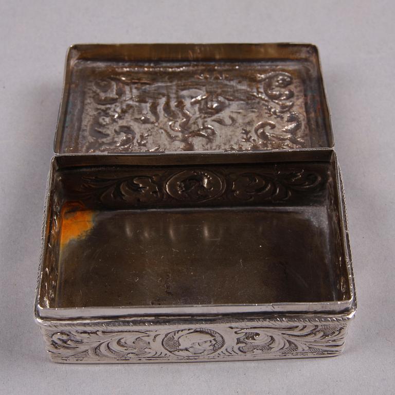 DOSOR, 2 st, silver, rokokostil, London 1883 samt Samuel Boyce Landeck, Sheffield import 1900 .