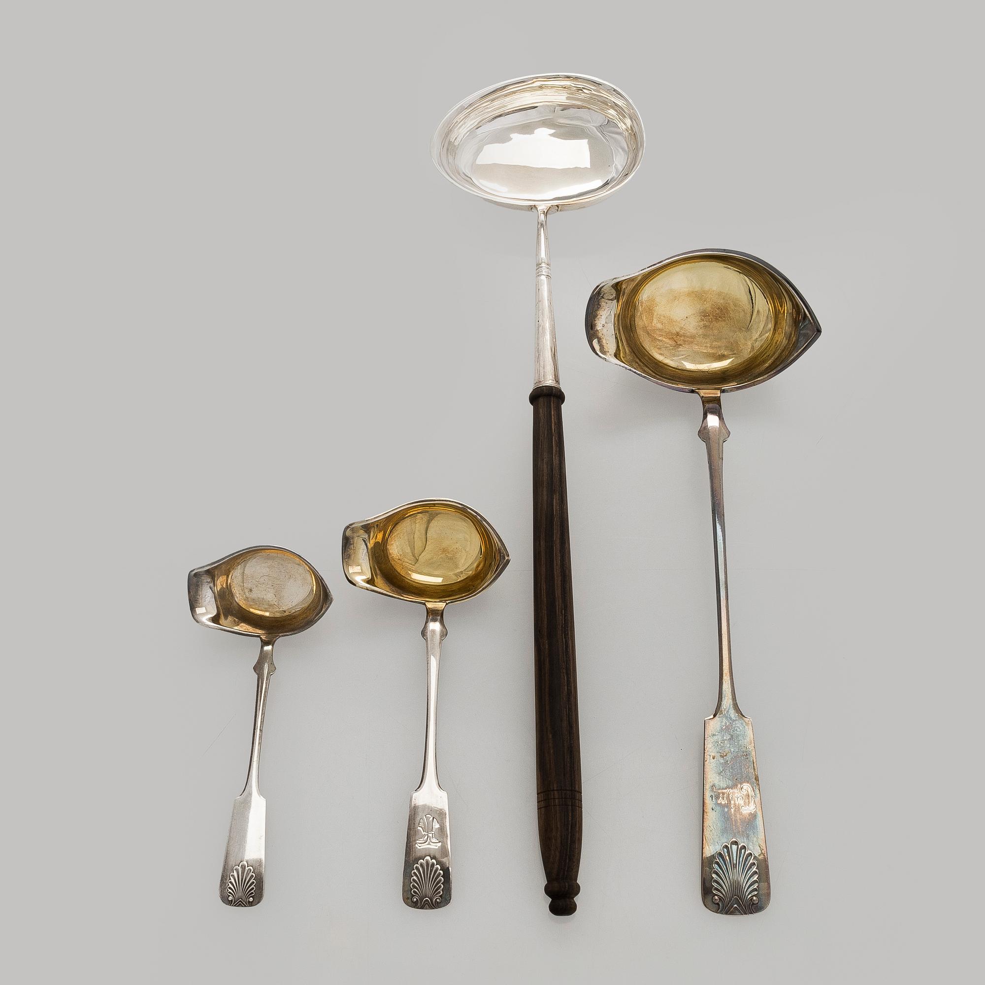 Slevar, 4 st, silver samt trä, en stämplad Olof Robert Lundgren Åbo 1857.