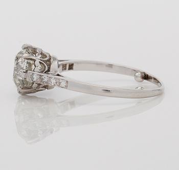 RING, 18K vitguld och solitär briljantslipad diamant ca 2.04 ct, samt mindre diamanter tot ca 0.06 ct.