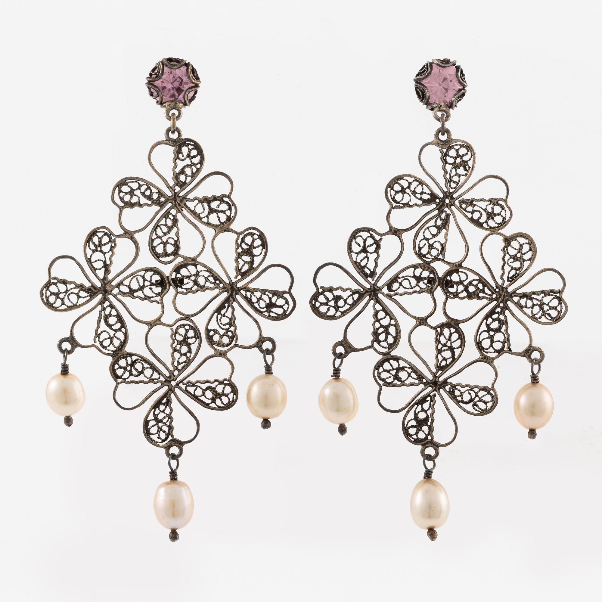 Yvone Christa, två par örhängen, silver, med genombruten dekor, med imitationsstenar.