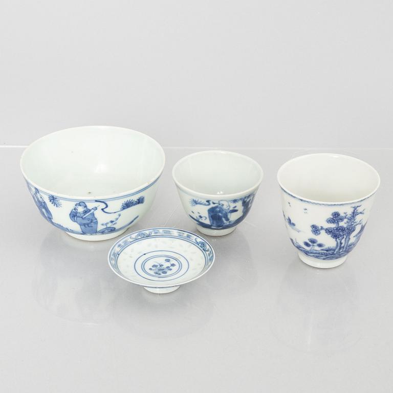 A set of 13 porcelain pieces, China, Qing dynasty, 18th century - early 20th century.