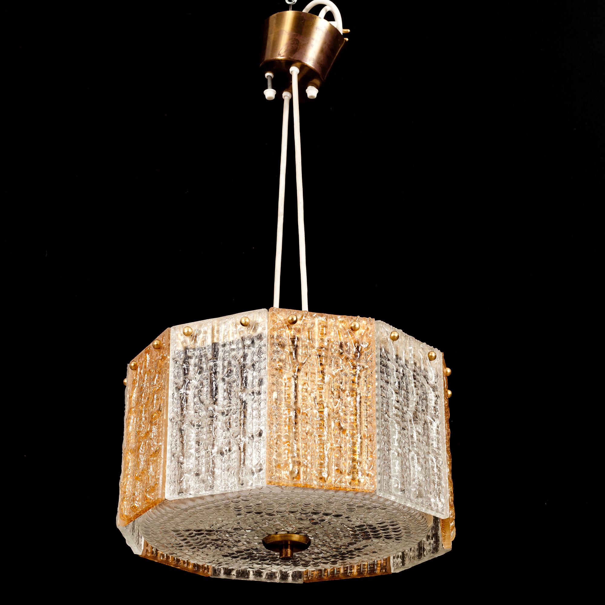TAKLAMPA, glas. 1900-talets andra hälft. Diam 33 cm.