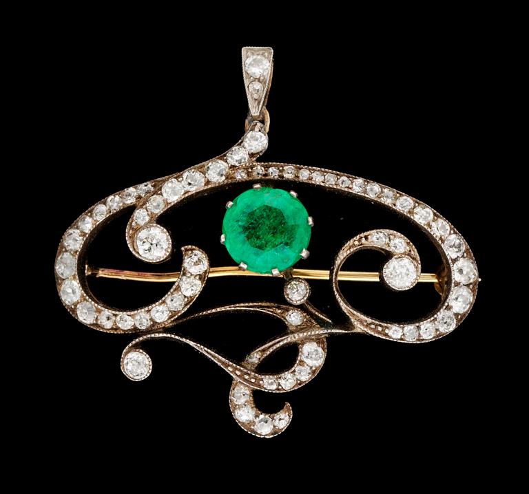 BROSCH/HÄNGE, guld med rund fasetterad smaragd och diamanter, tot. ca 1.35 ct. Art Nouveau.