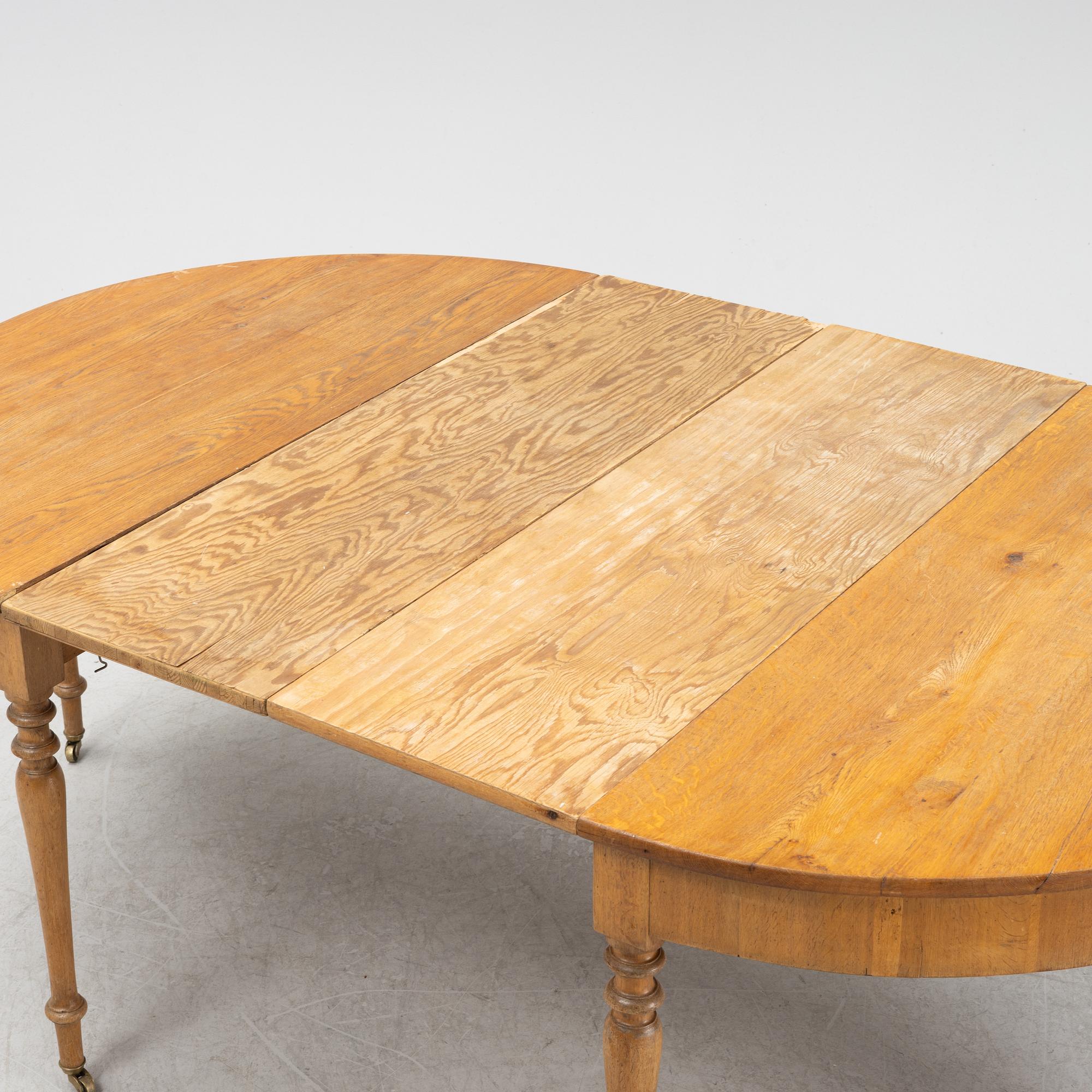 An oak dining table, around the year 1900.