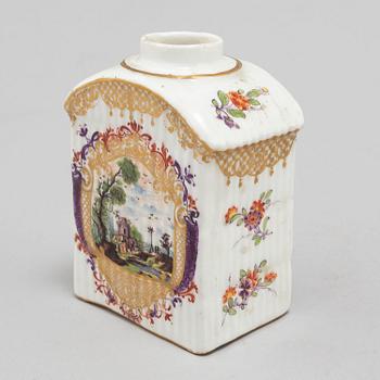 A porcelain tea caddy, presumably French, first half of the 19th century.