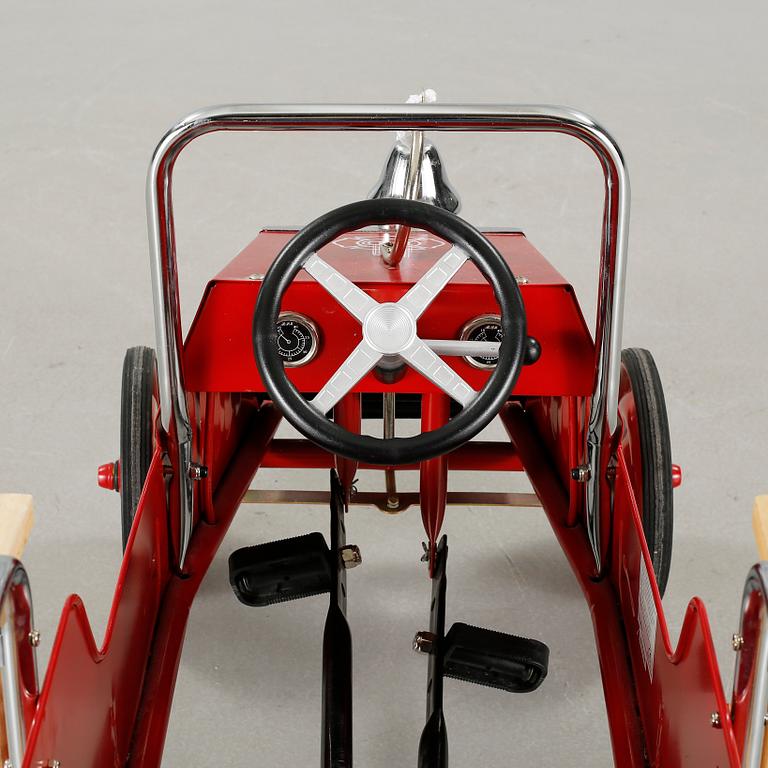 A child´s pedal car from the fourth quarter of the 20th century.