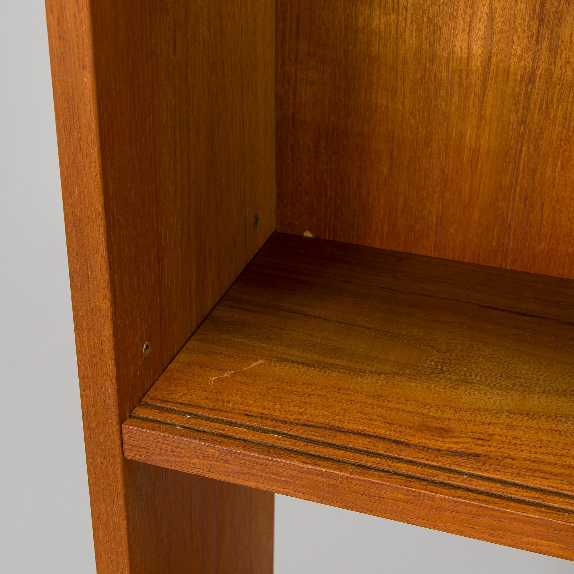 Bokhylla med vitrinskjutdörrar, 1900-talets mitt.