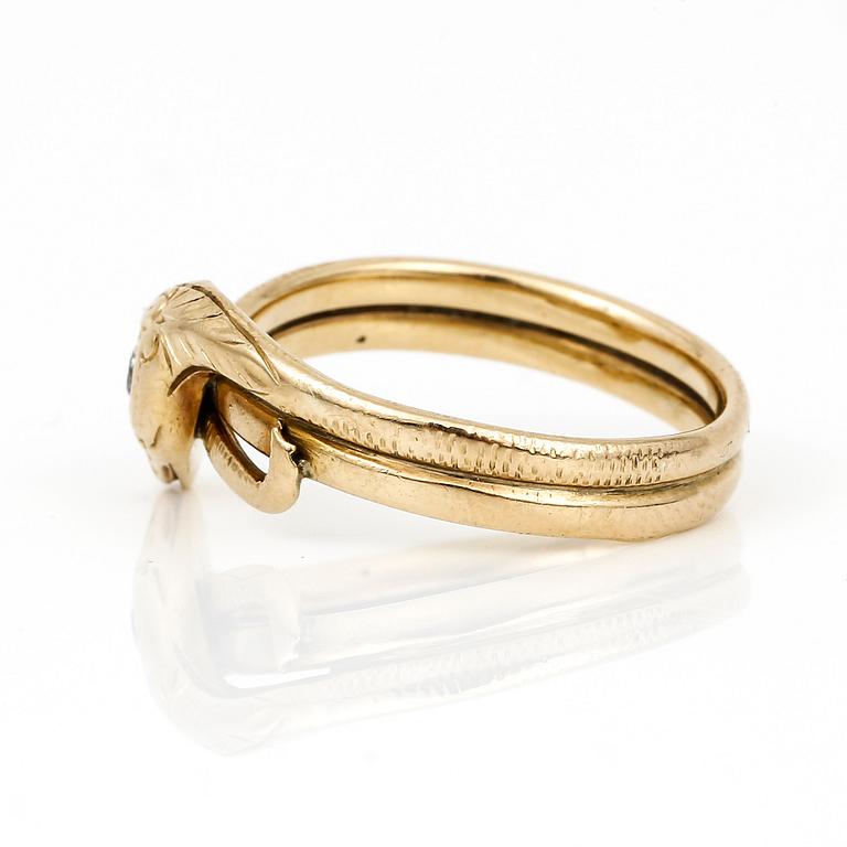 RING, 18K guld med briljantslipad diamanter ca 0,05 ct, troligen 1900-talets första hälft Vikt ca 5,67 g.