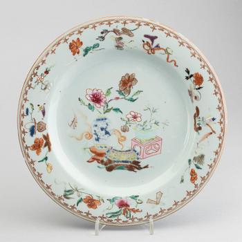 FOUR CHINESE PORCELAIN DISHES, 18TH AND 19TH CENTURY.