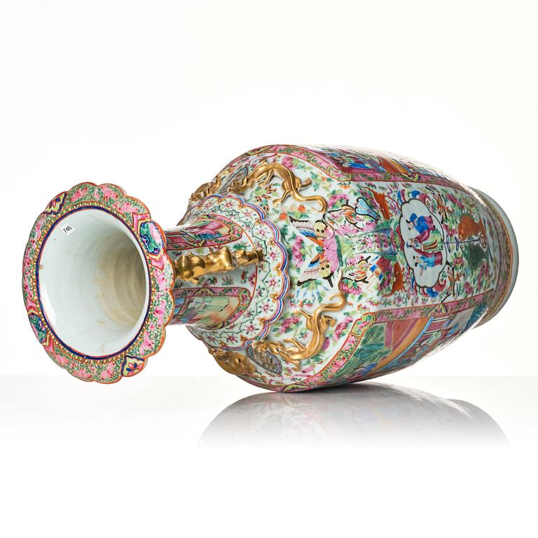 A large Canton famille rose vase, Qing dynasty, 19th Century.