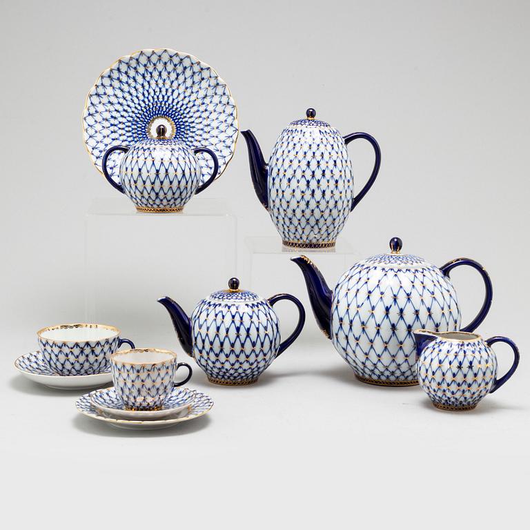 KAFFESERVIS, 45 delar, porslin, "Cobalt Net" Lomonosov, Ryssland/Sovjetunionen, 1900-talets andra hälft.