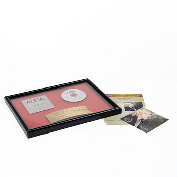 ABBA, "ORO",  a gold record, as well as promotional material signed by Agnetha Fältskog.
