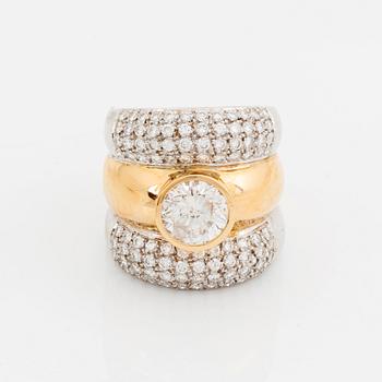 Ring med briljantslipade diamanter.