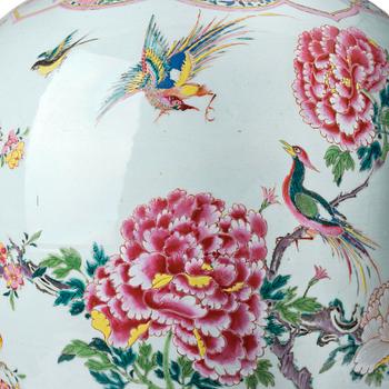 A large famille rose jar, Qing dynasty, Qianlong (1736-95).