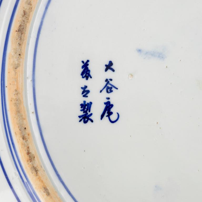 Bord med porslinsfat, ett par, Europa & Japan. omkring år 1900.