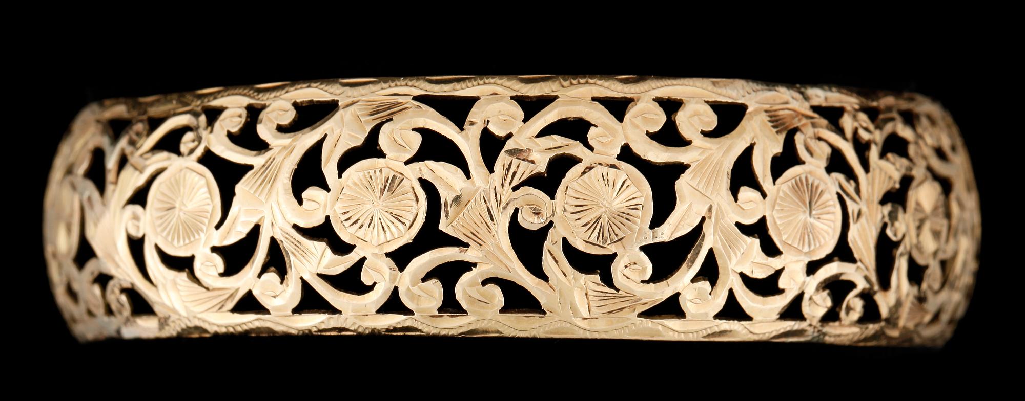 ARMRING, guld 18k, otydlig utländsk stämpel, 1900-tal. Vikt ca 23 gram.