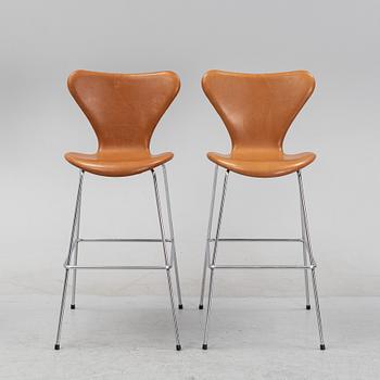 Arne Jacobsen, a pair of 'Serie 7' bar chairs for Fritz Hansen, 21 st Century.