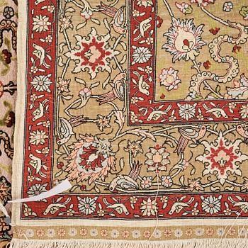 A RUG. An old silk Hereke Souf. 156,5 x 104 cm.