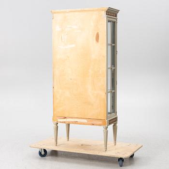 Vitrinskåp, sengustaviansk stil, 1900-tal.