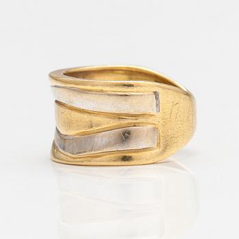 An 18K gold ring. Italy.