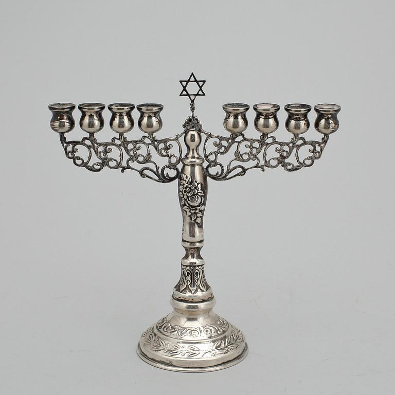 LJUSSTAKE, låghaltigt silver. Hazorfim Ltd, Israel, 1900-tal.