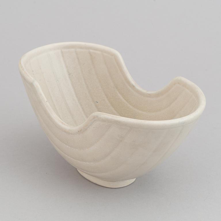 Gunnar Nylund, a set of two stoneware lidded bowls and a bowl, Rörstrand 1940's.