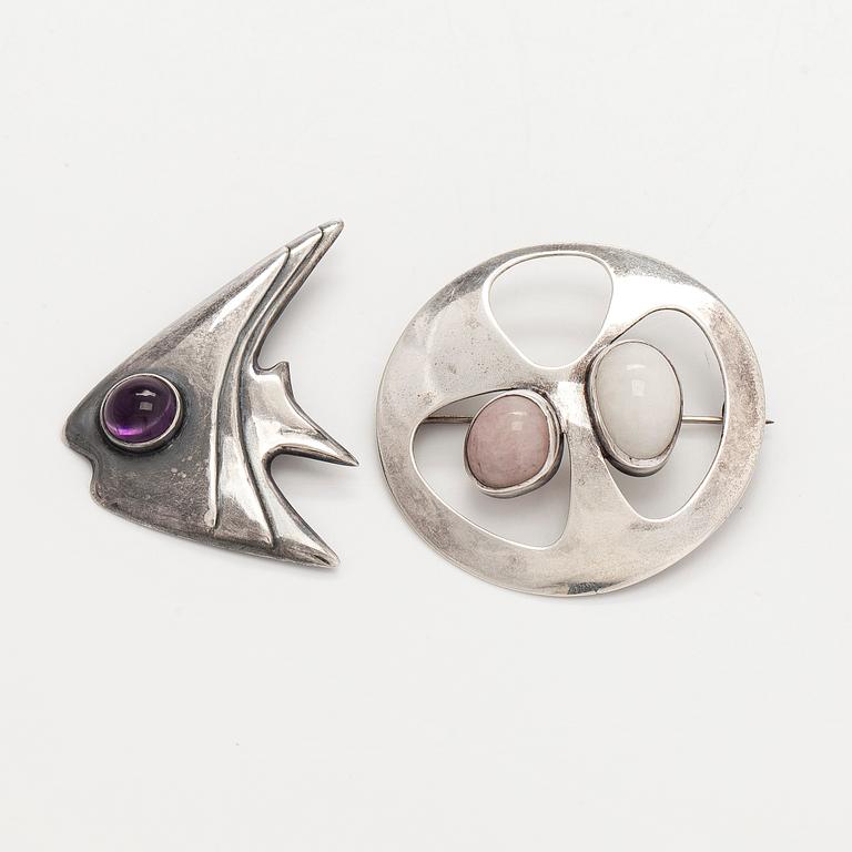 Broscher, 2 st, kvarts, silver, Tillander, Helsingfors 1957 och 1963.