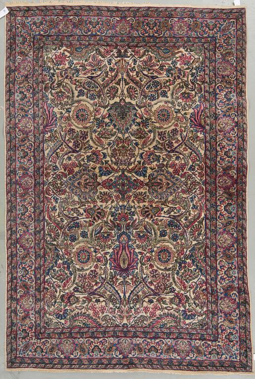 MATTA, semaintik/old. Kirman. Ca 263x175 cm.