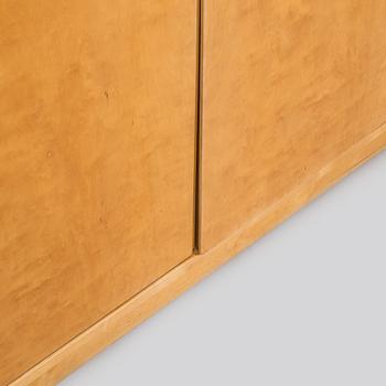 Aino Aalto, kaappi, malli 808 ja vitriini, malli 214 O.Y. Huonekalu- ja Rakennustyötehdas A.B. 1950-luvun alku.