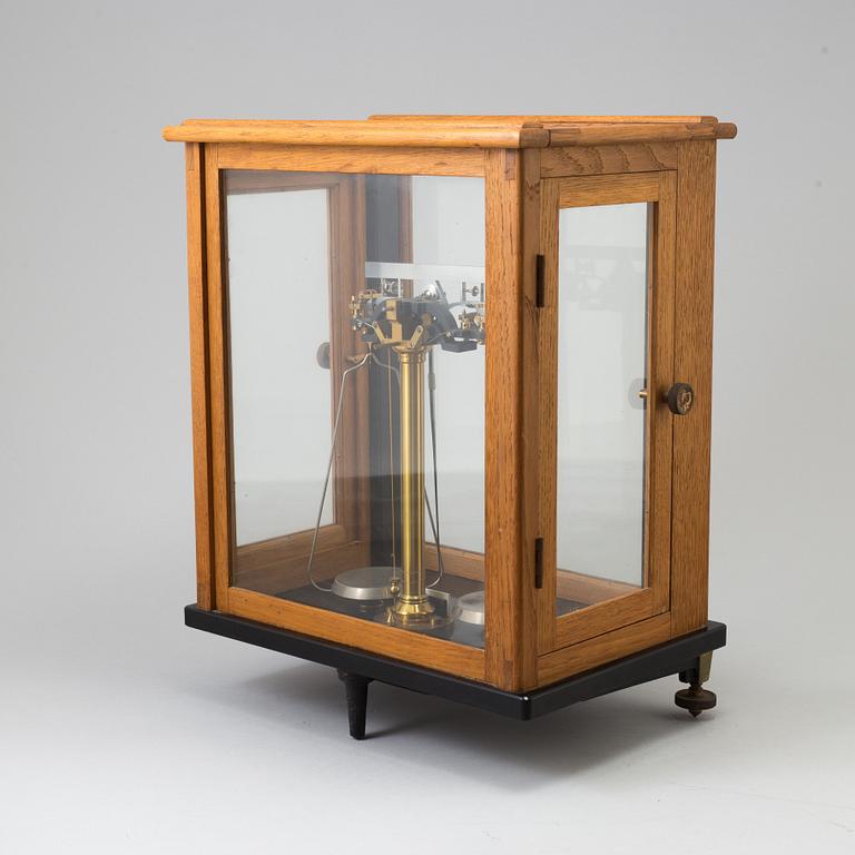 A German Sartorius-Werke Göttingen Scale from mid 20th century.