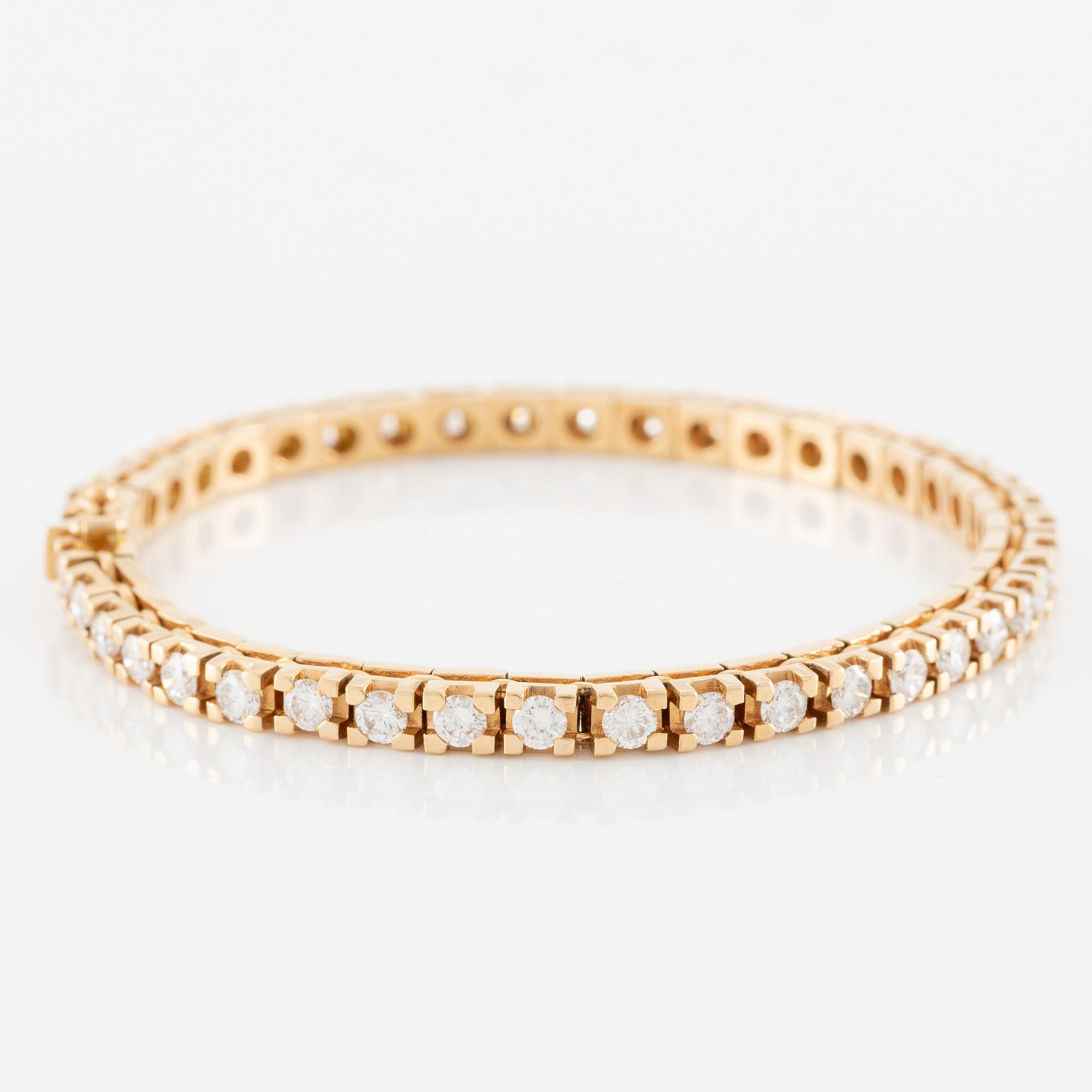 Tennis bracelet, 18K gold and brilliant-cut diamonds, a total of 4.56 ct according to the engraving.