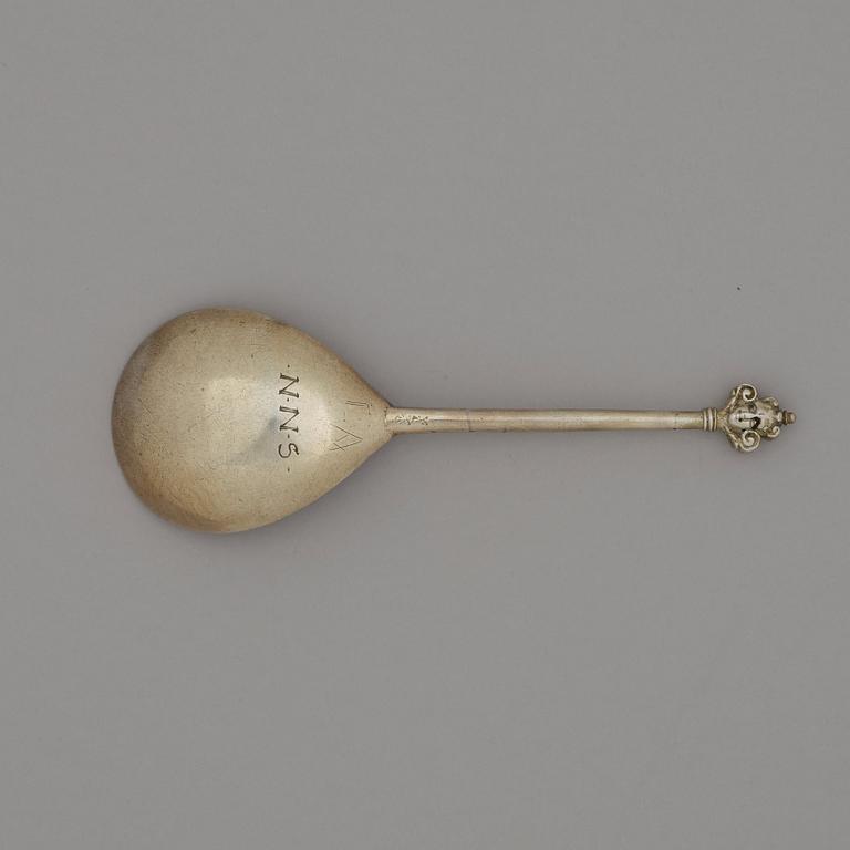 Sked med dubbel kerubknopp, förgyllt silver, dubbelslaget bomärke, möjligen Hans Olofsson, Stockholm -1544-1581-.