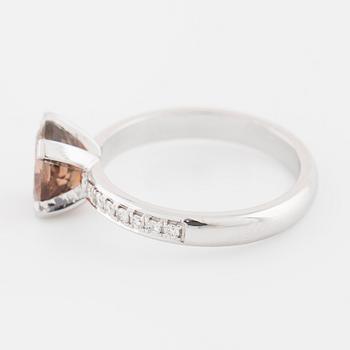 RING, med med turmalin ca 1.50 ct samt briljantslipade diamanter ca 0.14 ct totalt.
