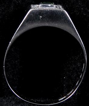 RING, vitguld, briljanter samt grön sten. Tot vikt 4 gram.