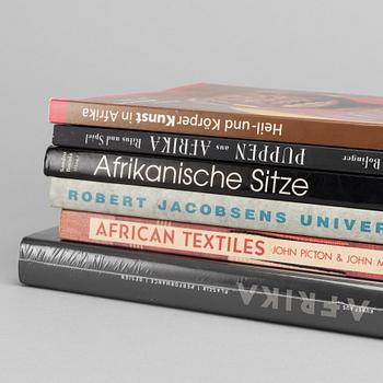 KONSTBÖCKER, 6 st, bland annat "African Textiles" av John Pcton och John Mack. 1989.