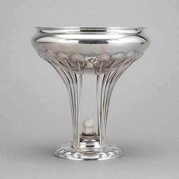 SKÅL PÅ FOT, silver, CG Hallberg, Stockholm 1902. Vikt 1545 gr.