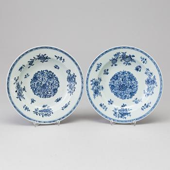 A pair of blue and white export porcelain dishes, Qing dynasty, 18th century.