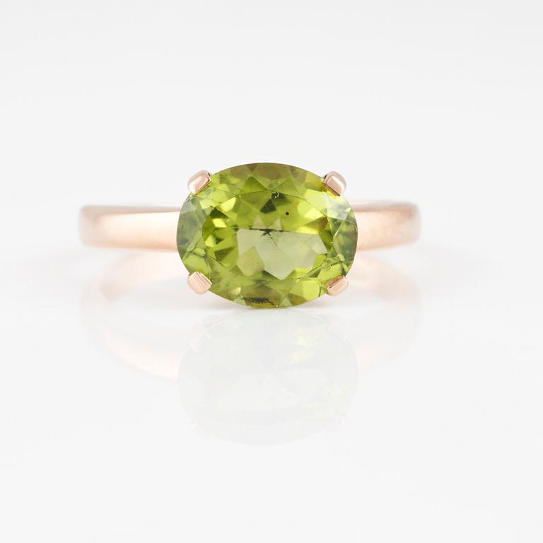 RING, 18K roséguld med fasettslipad peridot ca 2.80 ct, Italienska stämplar. Vikt 3,8 gram.