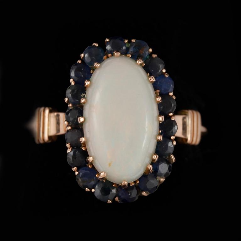 RING, 14k guld med opal och 18 små safirer. Vikt ca 5 gram.
