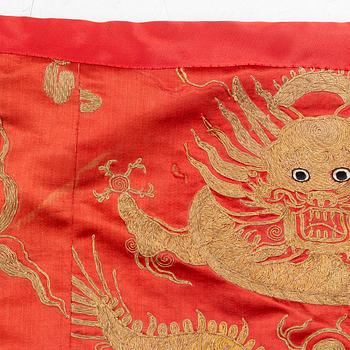 An embrodered silk robe, Qing dynasty (1644-1912).