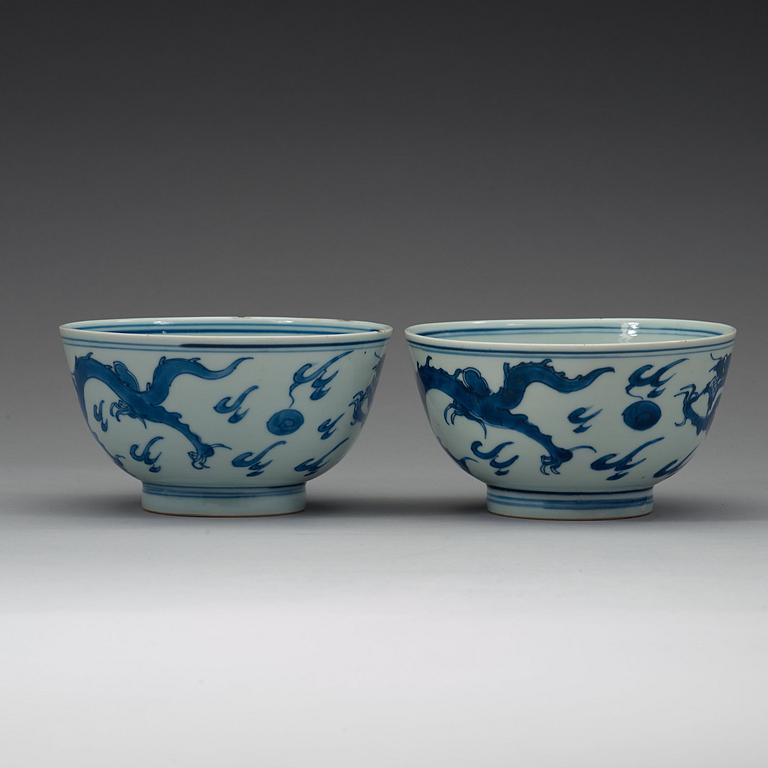 A pair of blue and white dragon bowls, Qing dynasty, Kangxi (1662-1722).