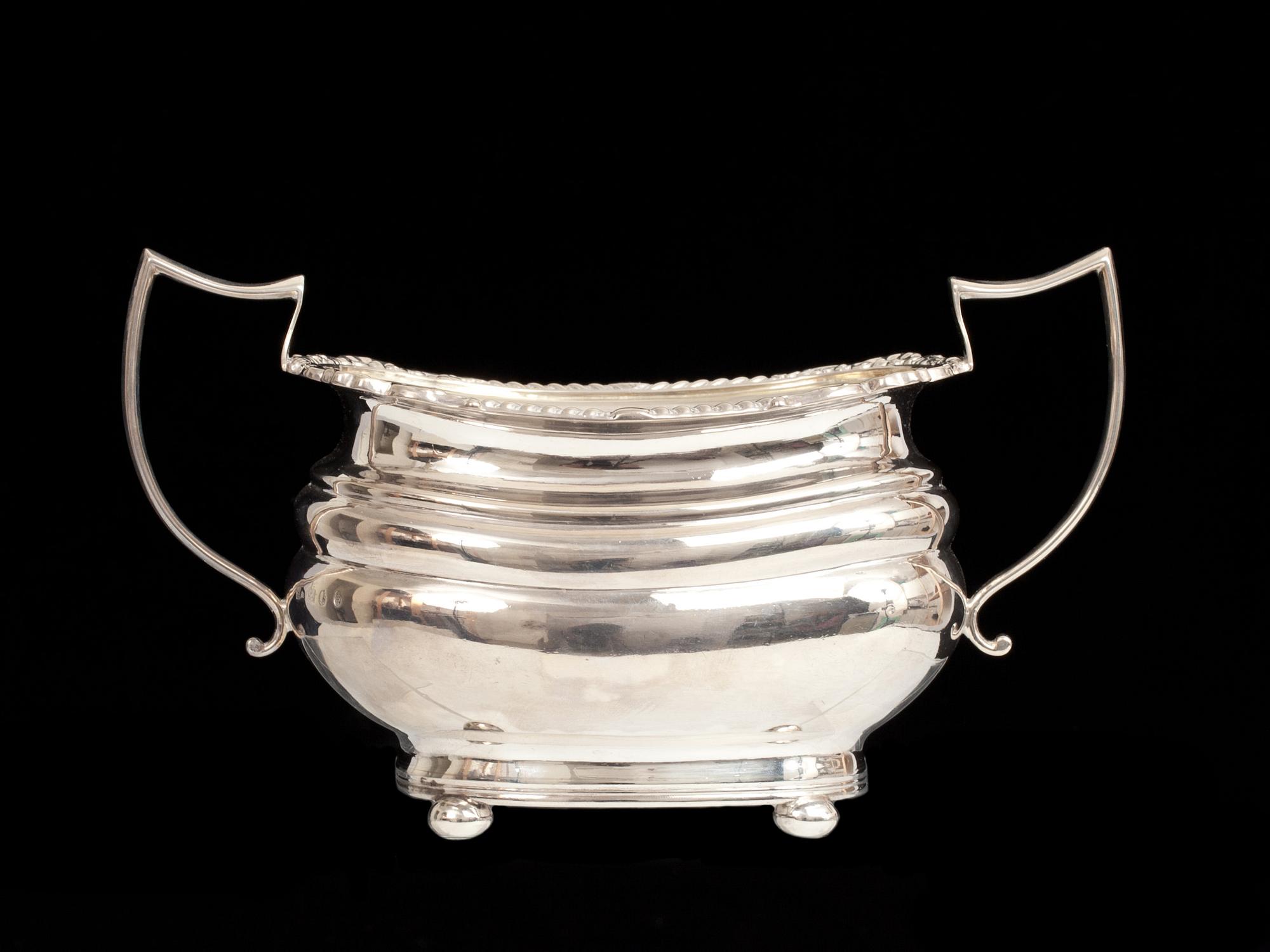 SOCKERSKÅL, silver, Sheffield, trol 1810. Otydliga mästarstämplar. 360gr.