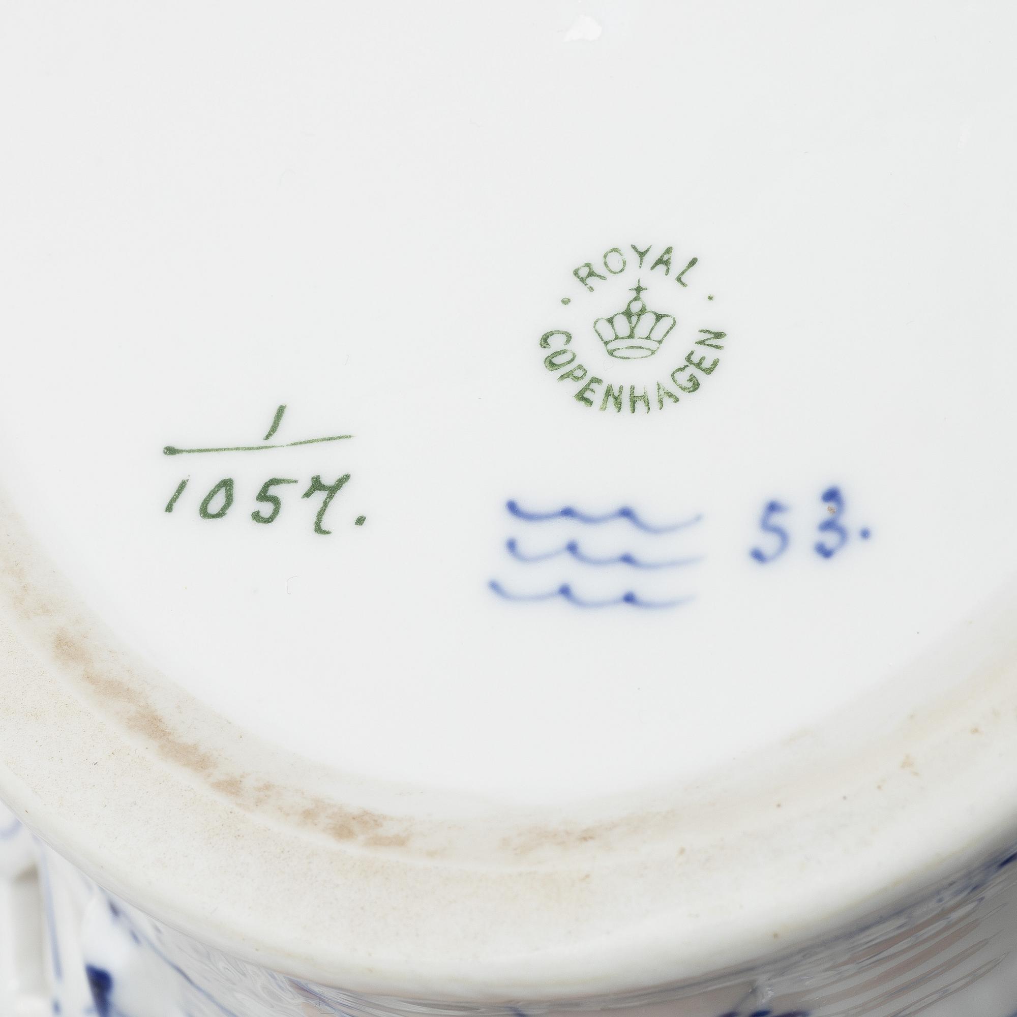 Royal Copenhagen, a 'Musselmalet' / 'Blue Fluted' porcelain bowl and a dish, Denmark 1889-1922.